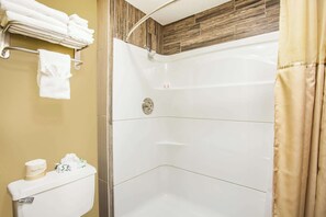 Dusche, kostenlose Toilettenartikel, Haartrockner, Handtücher