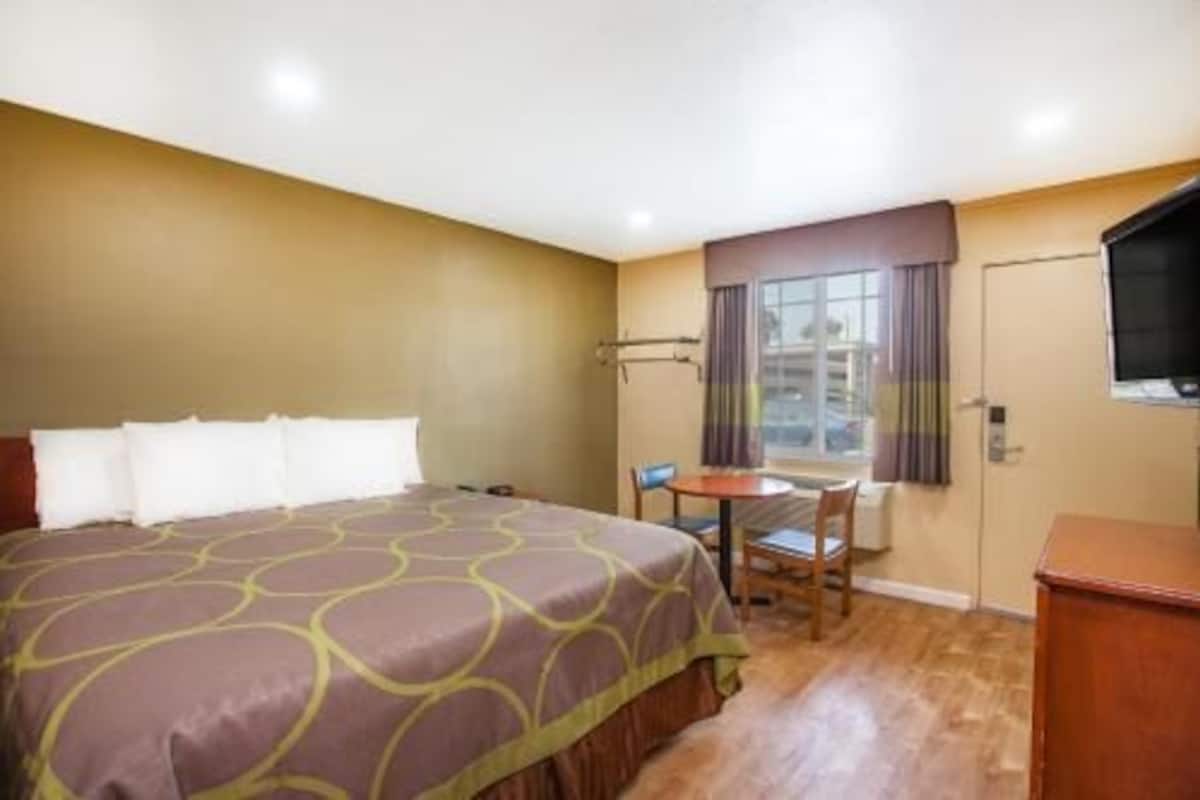 Escritorio, cortinas blackout, wifi gratis y ropa de cama