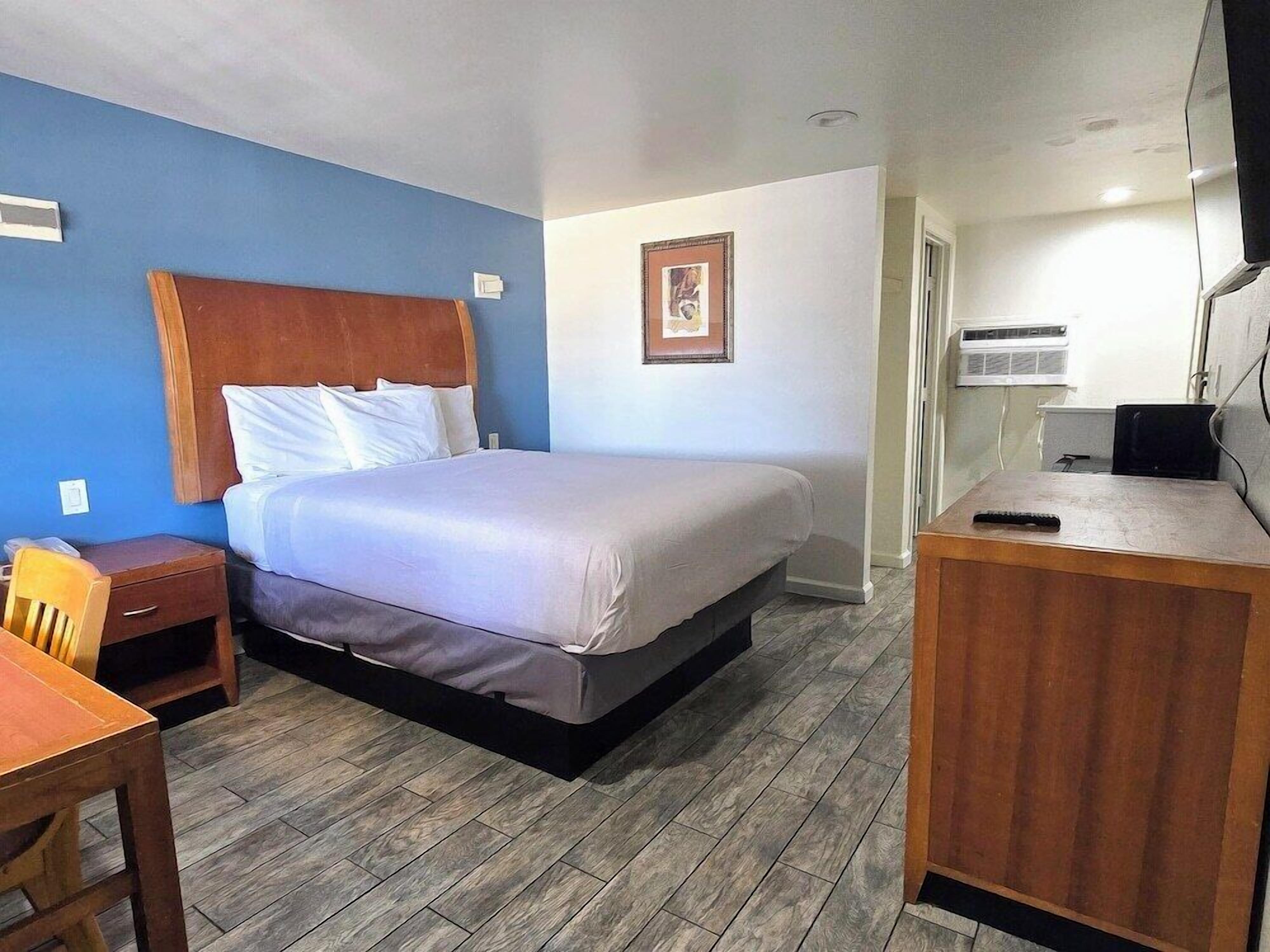 Individually furnished, desk, iron/ironing board, free WiFi