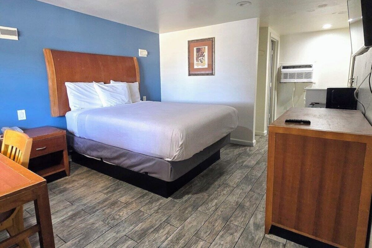Individually furnished, desk, iron/ironing board, free WiFi