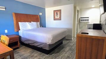 Individually furnished, desk, iron/ironing board, free WiFi