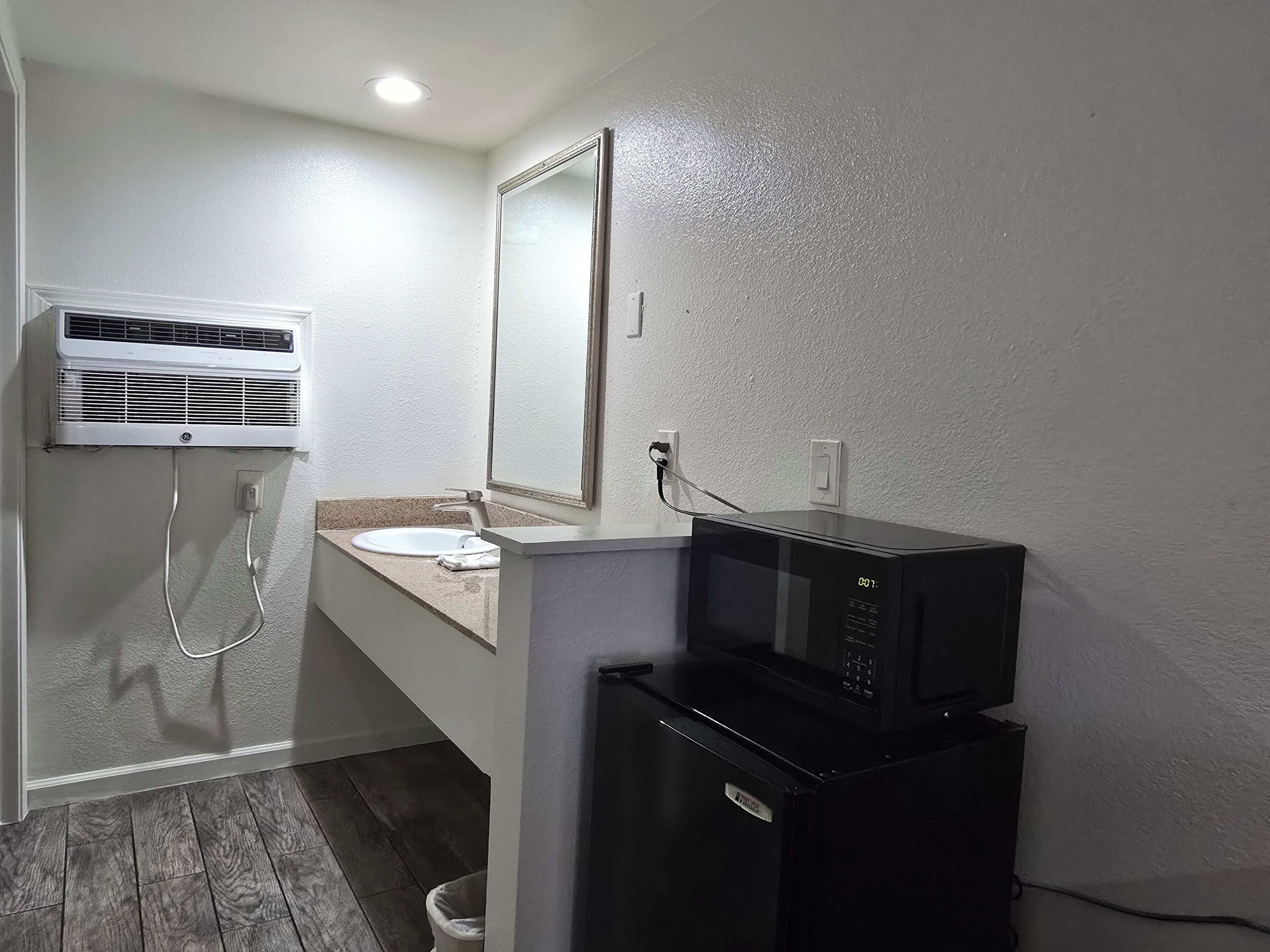 Combined shower/tub, free toiletries, hair dryer, towels