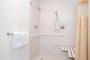 Single Room, 1 Queen Bed, Accessible | Bathroom | Combined shower/bathtub, free toiletries, hair dryer, towels - Peach City Inn - Marysville Yuba City (Marysville)
