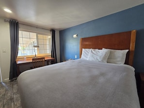 Individually furnished, desk, iron/ironing board, free WiFi