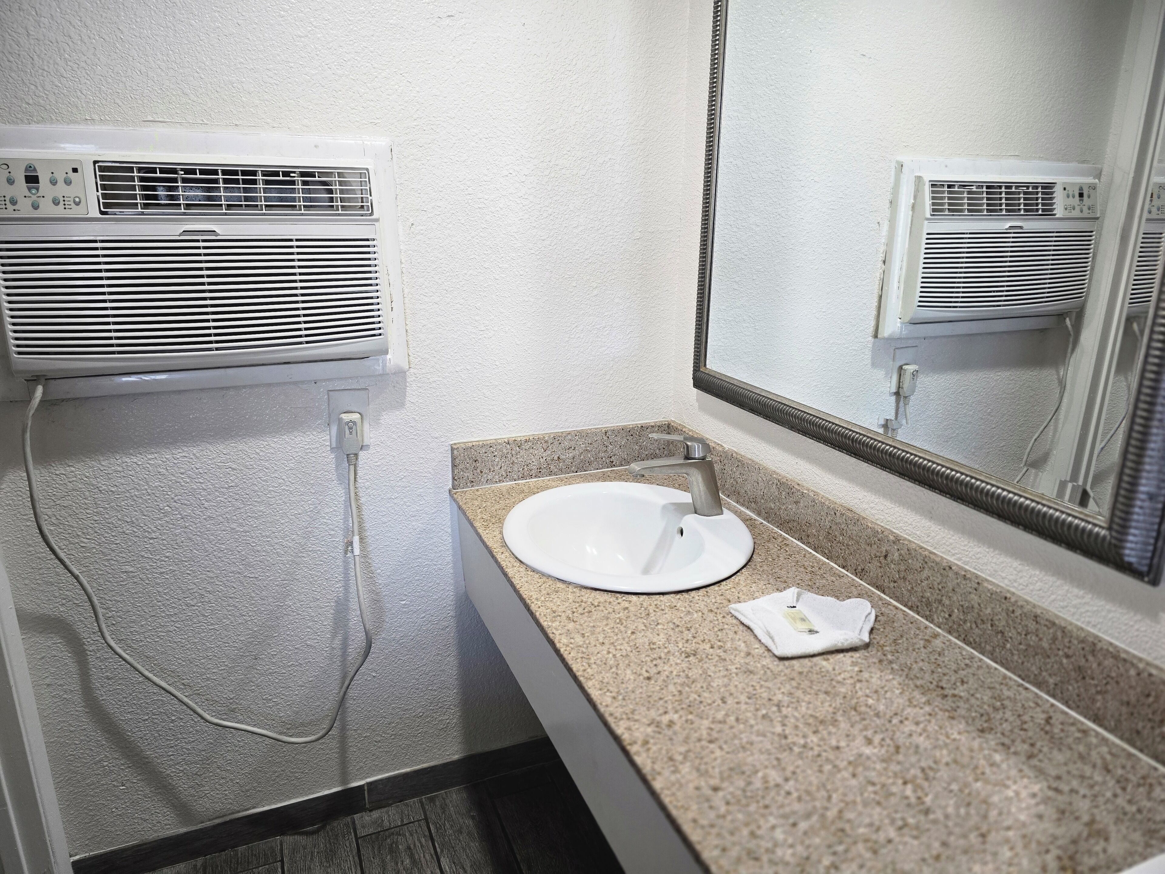 Standard Single Room, 1 King Bed, Non Smoking | Bathroom