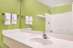 Ducha y bañera combinadas y artículos de higiene personal gratuitos