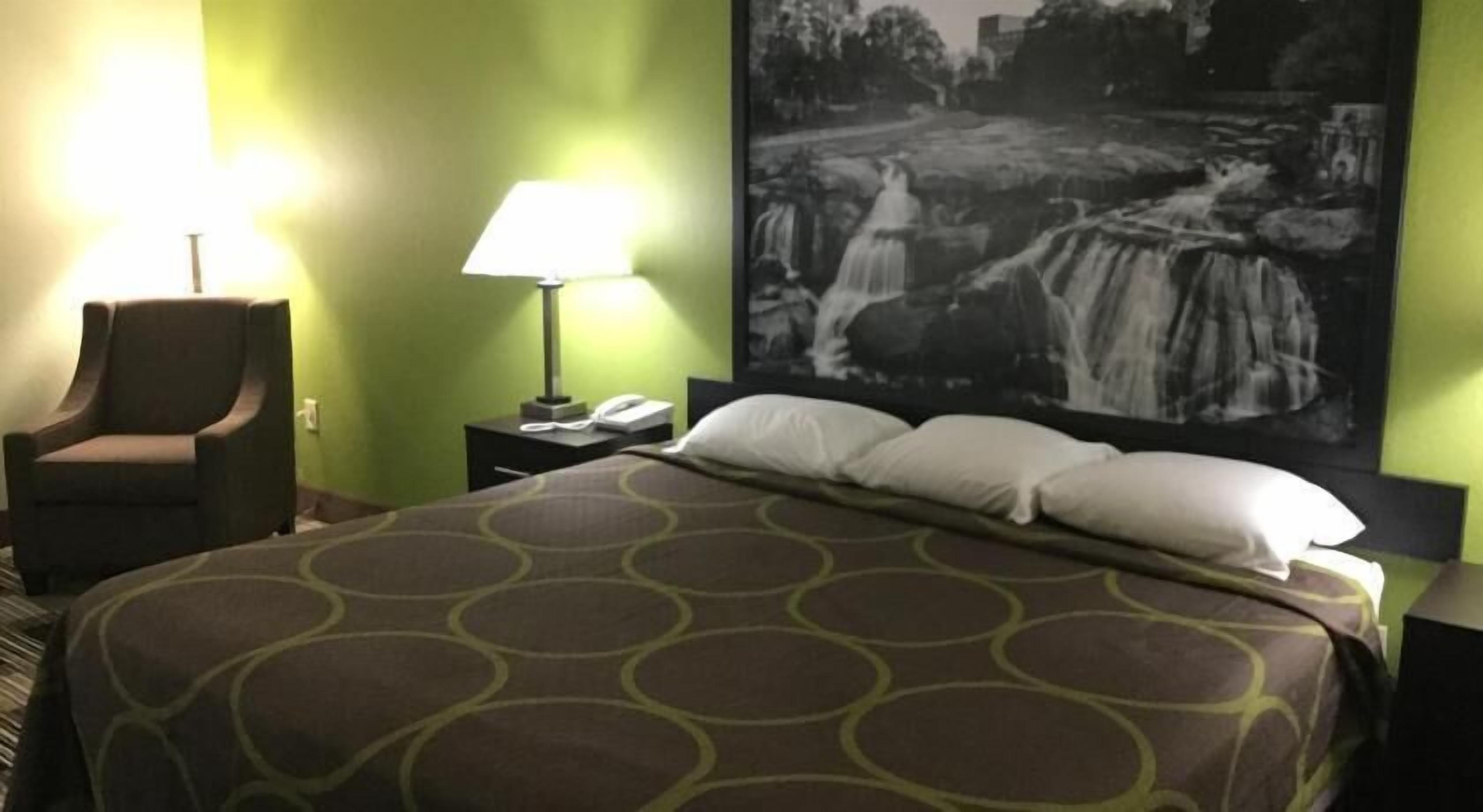 Escritorio, cortinas opacas, tabla de planchar con plancha