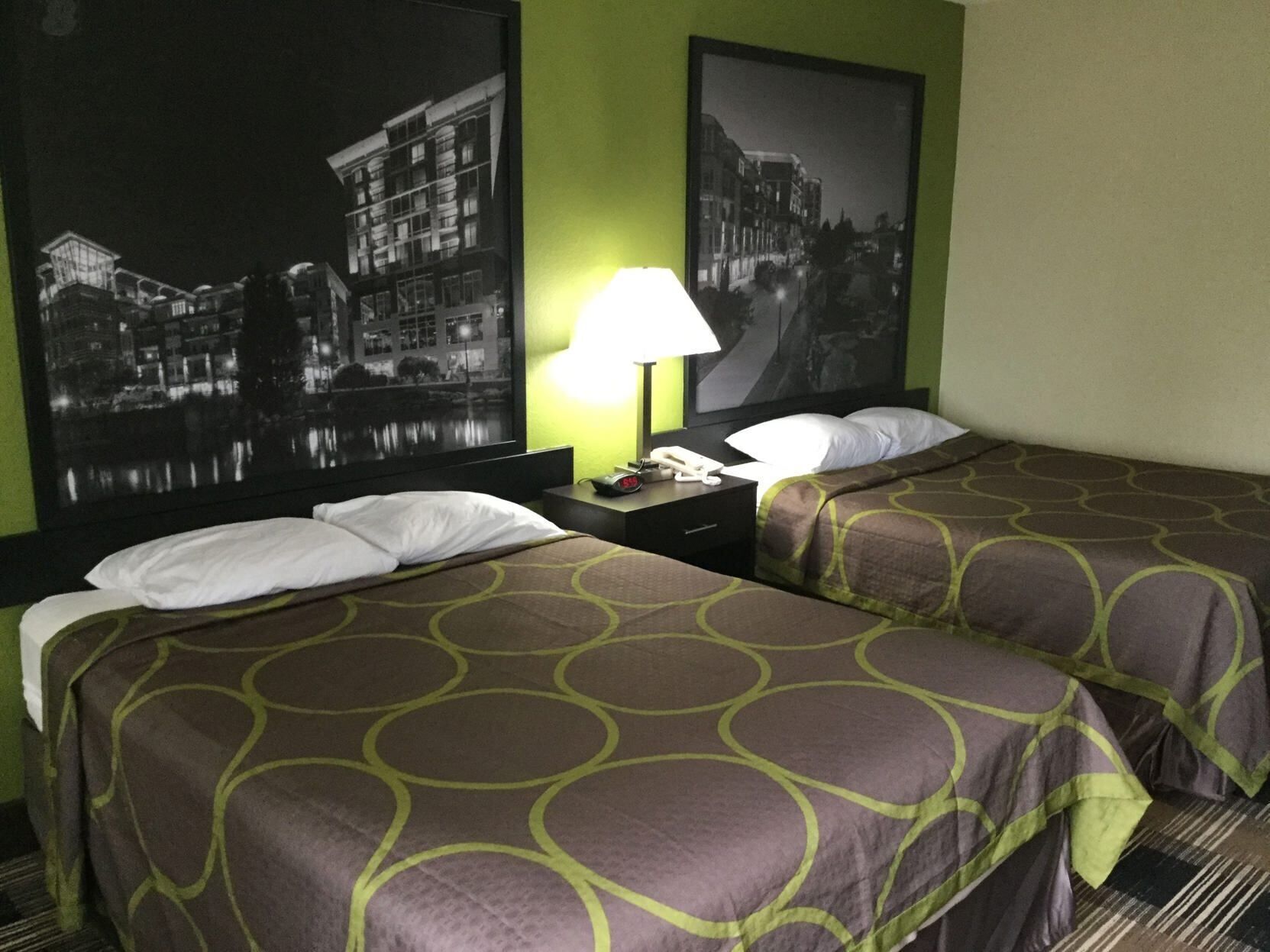 Escritorio, cortinas opacas, tabla de planchar con plancha
