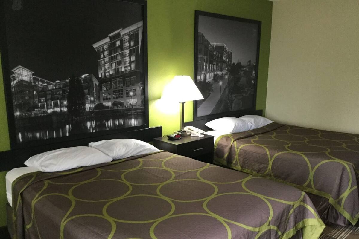 Escritorio, cortinas opacas, tabla de planchar con plancha