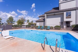 Una piscina al aire libre de temporada