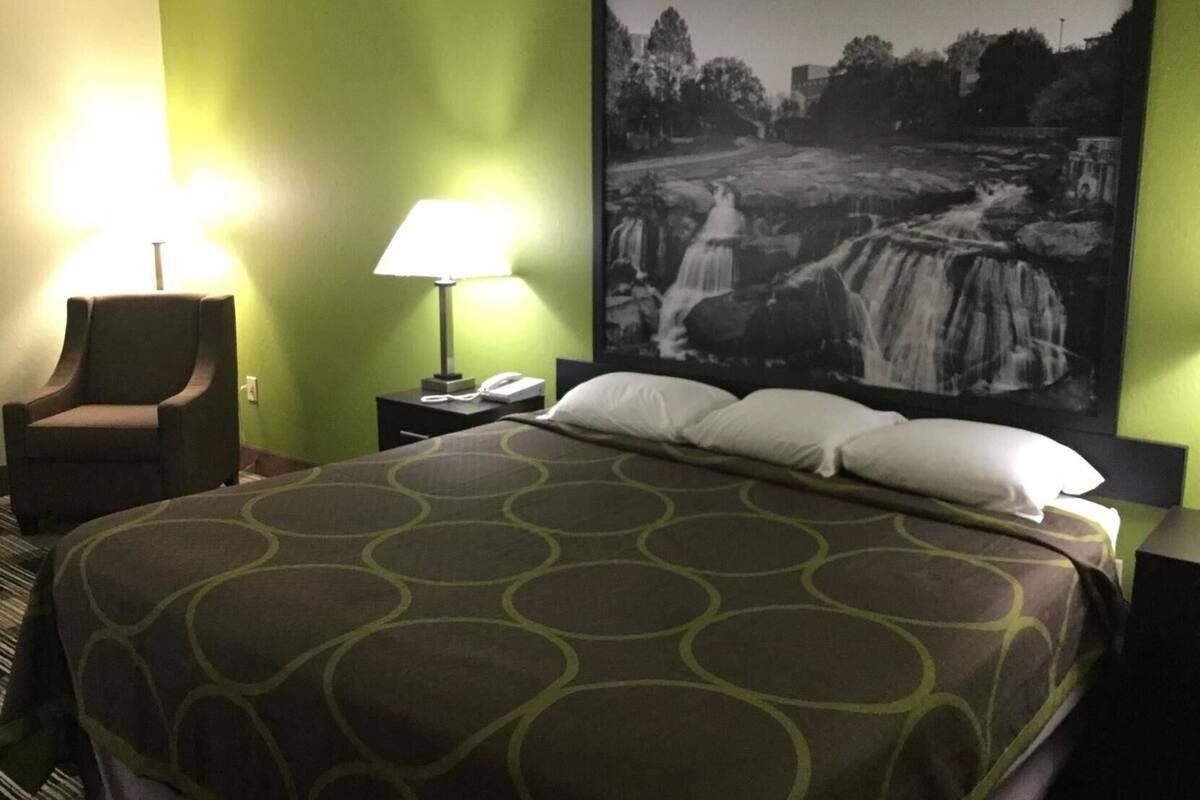 Escritorio, cortinas opacas, tabla de planchar con plancha