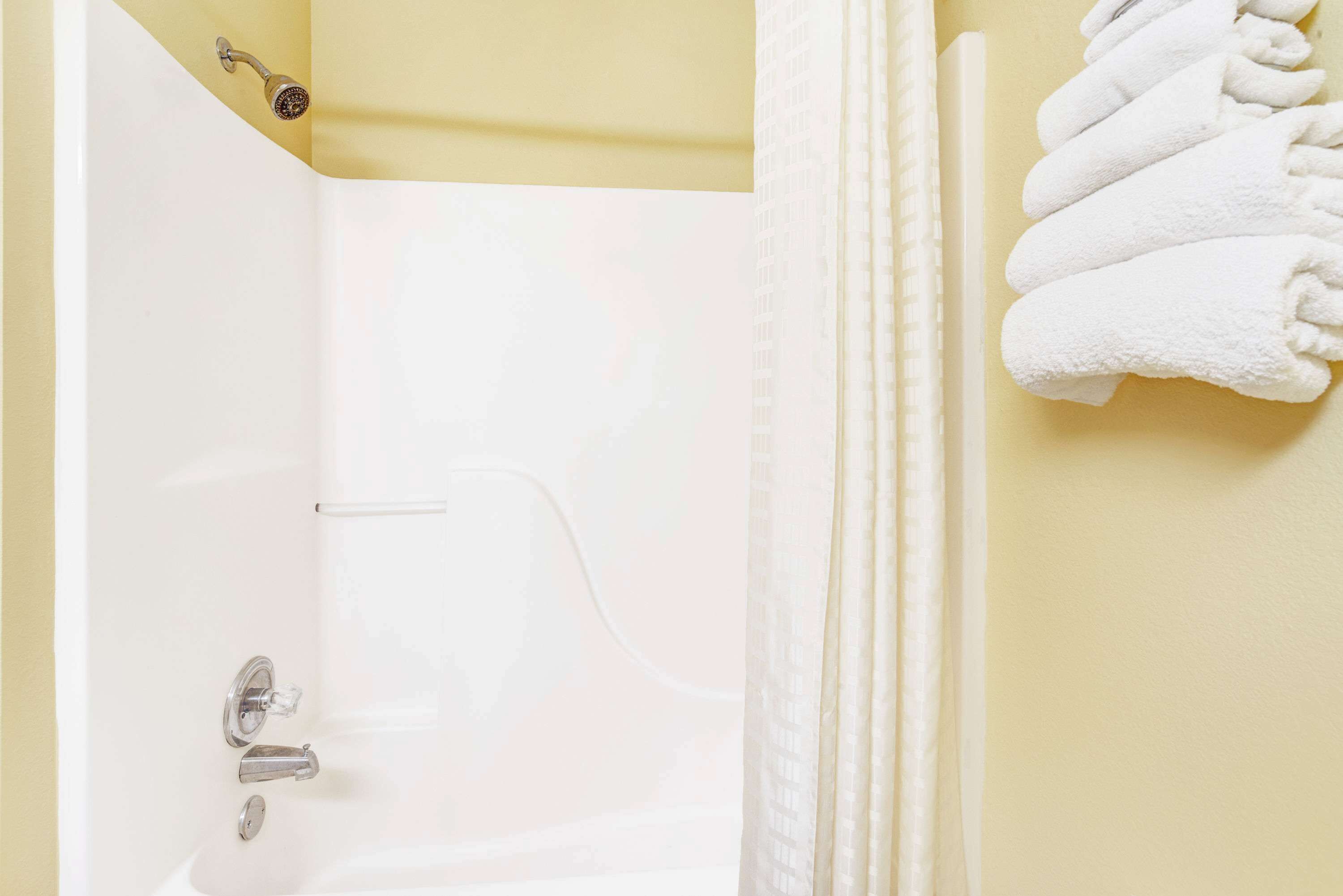 Tina con regadera, amenidades de baño gratuitas, secadora de cabello 