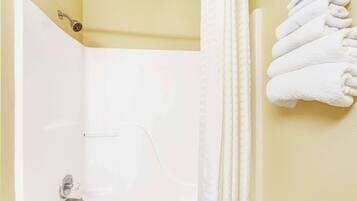 Tina con regadera, amenidades de baño gratuitas, secadora de cabello
