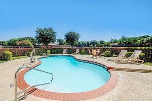 Seasonal outdoor pool, pool umbrellas, sun loungers - Super 8 by Wyndham McKinney/Plano Area (McKinney)