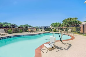 Piscine extérieure en saison, accès possible de 10 h à 22 h, parasols