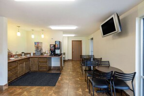 Tägliches inbegriffenes Frühstück zum Mitnehmen