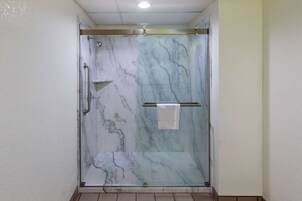 Ducha, artículos de tocador gratuitos, secador de pelo, toallas