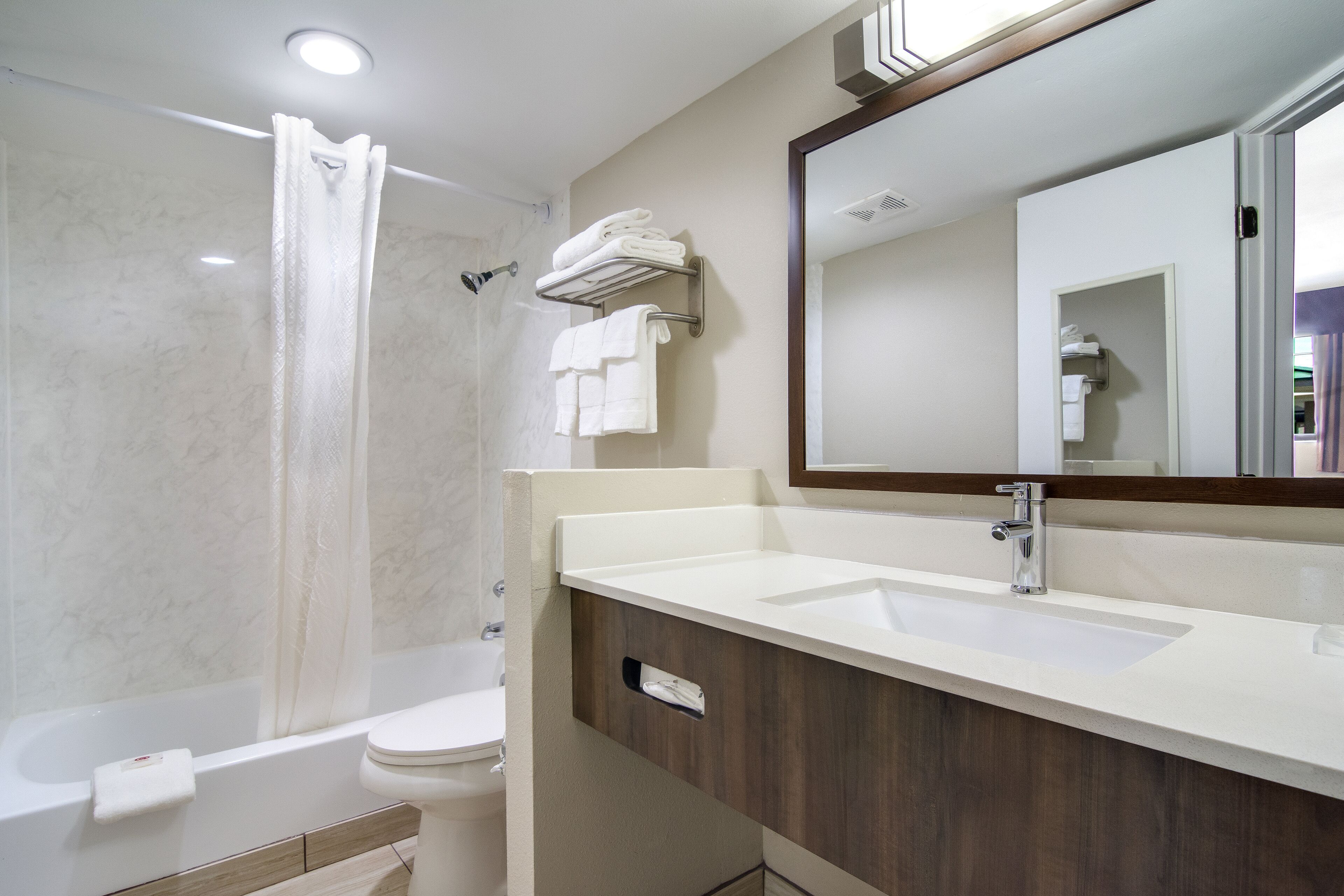 Habitació, 1 llit de matrimoni gran, no fumadors | Bany | Combinació de dutxa i banyera i articles de tocador gratuïts 