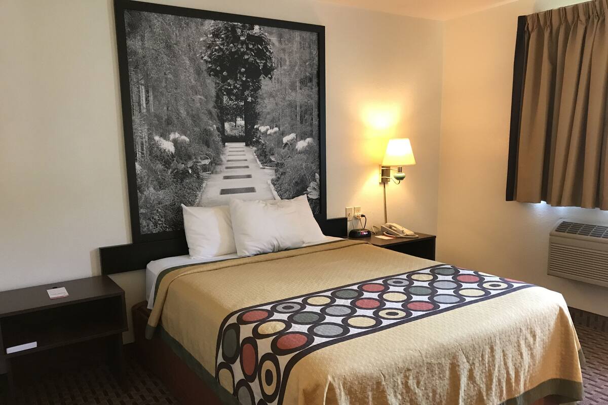 Escritorio, wifi gratis, despertador y ropa de cama 