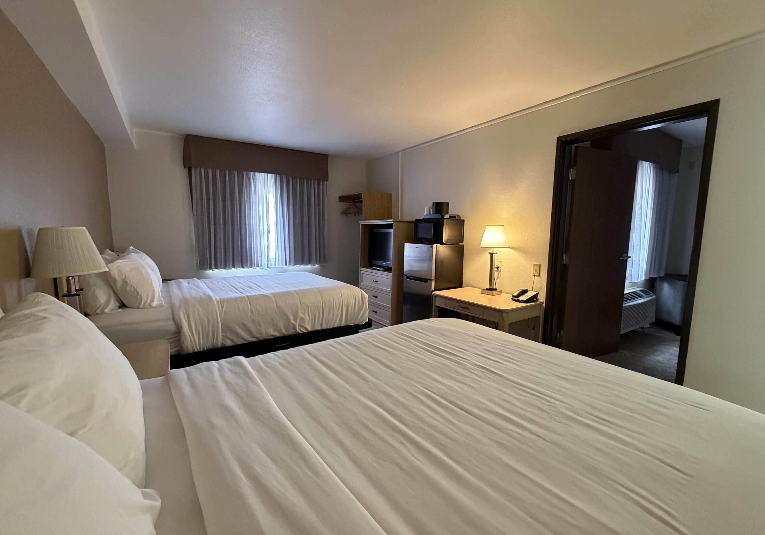 Habitación familiar, varias camas, para no fumadores | Muebles diferentes, escritorio y espacio para trabajar con laptop 