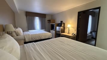 Habitación familiar, varias camas, para no fumadores | Muebles diferentes, escritorio y espacio para trabajar con laptop