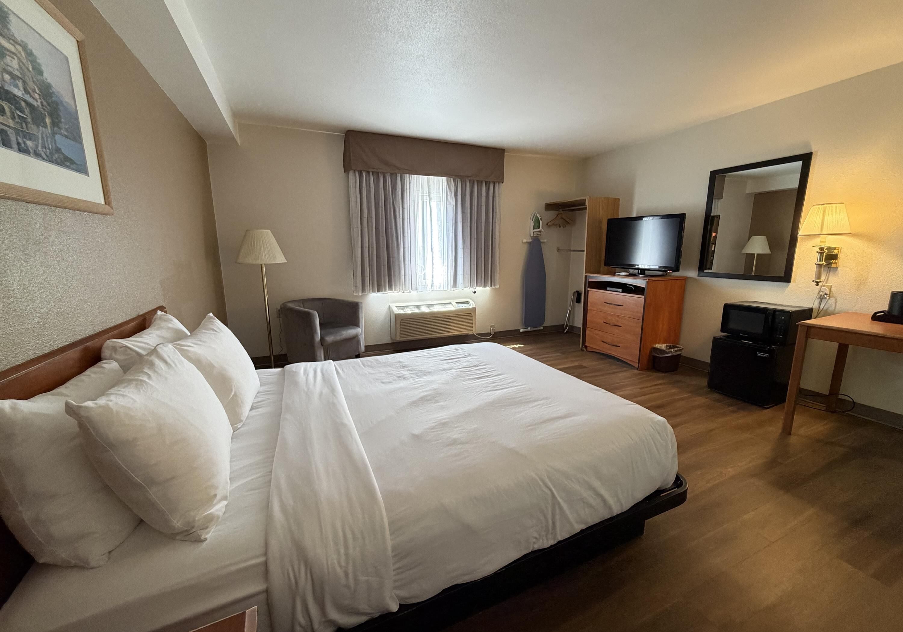 Habitación estándar, 1 cama Queen size, con acceso para personas discapacitadas, para no fumadores | Muebles diferentes, escritorio y espacio para trabajar con laptop 