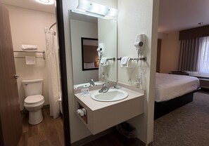 Quarto standard, 1 cama King, para não fumantes | Banheiro | Chuveiro/banheira combinados, produtos de toalete grátis
