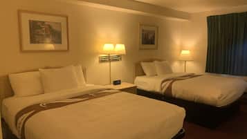 Habitación estándar, 2 camas Queen size, para no fumadores | Muebles diferentes, escritorio y espacio para trabajar con laptop