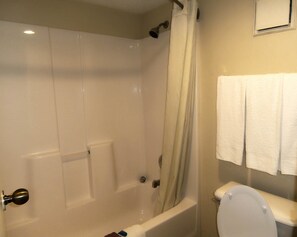 Combined shower/tub, free toiletries, hair dryer, towels