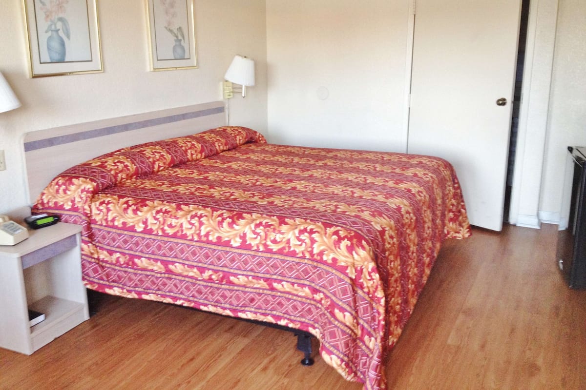 Desk, rollaway beds, free WiFi, bed sheets