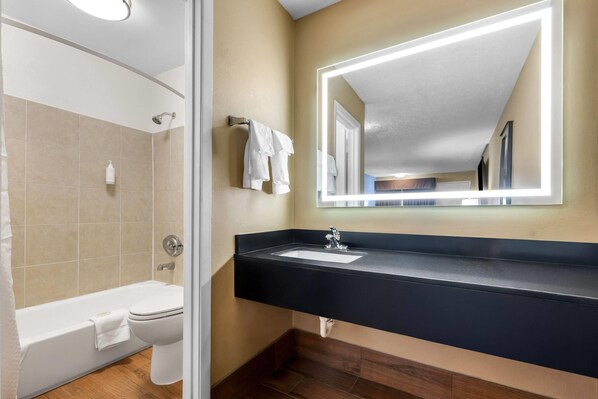 Combined shower/tub, free toiletries, hair dryer, towels