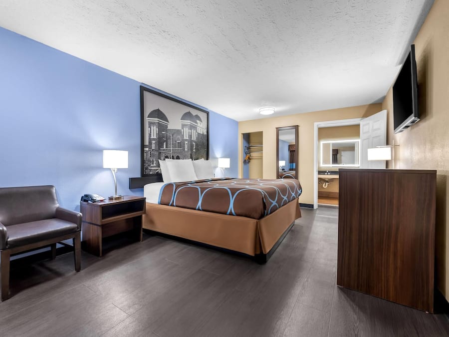 Rum - 1 kingsize-säng - icke-rökare (Mobility Accessible Room w/ Grab Bar) | Värdeförvaringsskåp på rummet, skrivbord och strykjärn/strykbräda