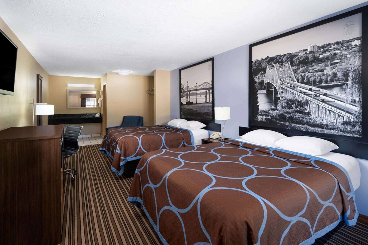 In-room safe, desk, laptop workspace, iron/ironing board