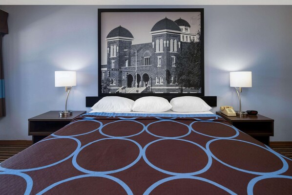 Värdeförvaringsskåp på rummet, skrivbord och strykjärn/strykbräda