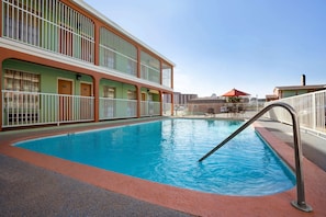 Una piscina al aire libre de temporada