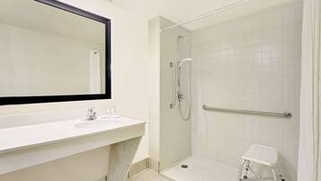 Bañera con ducha, bañera profunda, artículos de tocador gratuitos