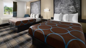 Une chambre d’hôtel avec deux lits, une grande fenêtre avec des rideaux, une vue sur des palmiers et un grand tableau au mur.