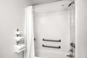 Combined shower/bathtub, free toiletries, towels