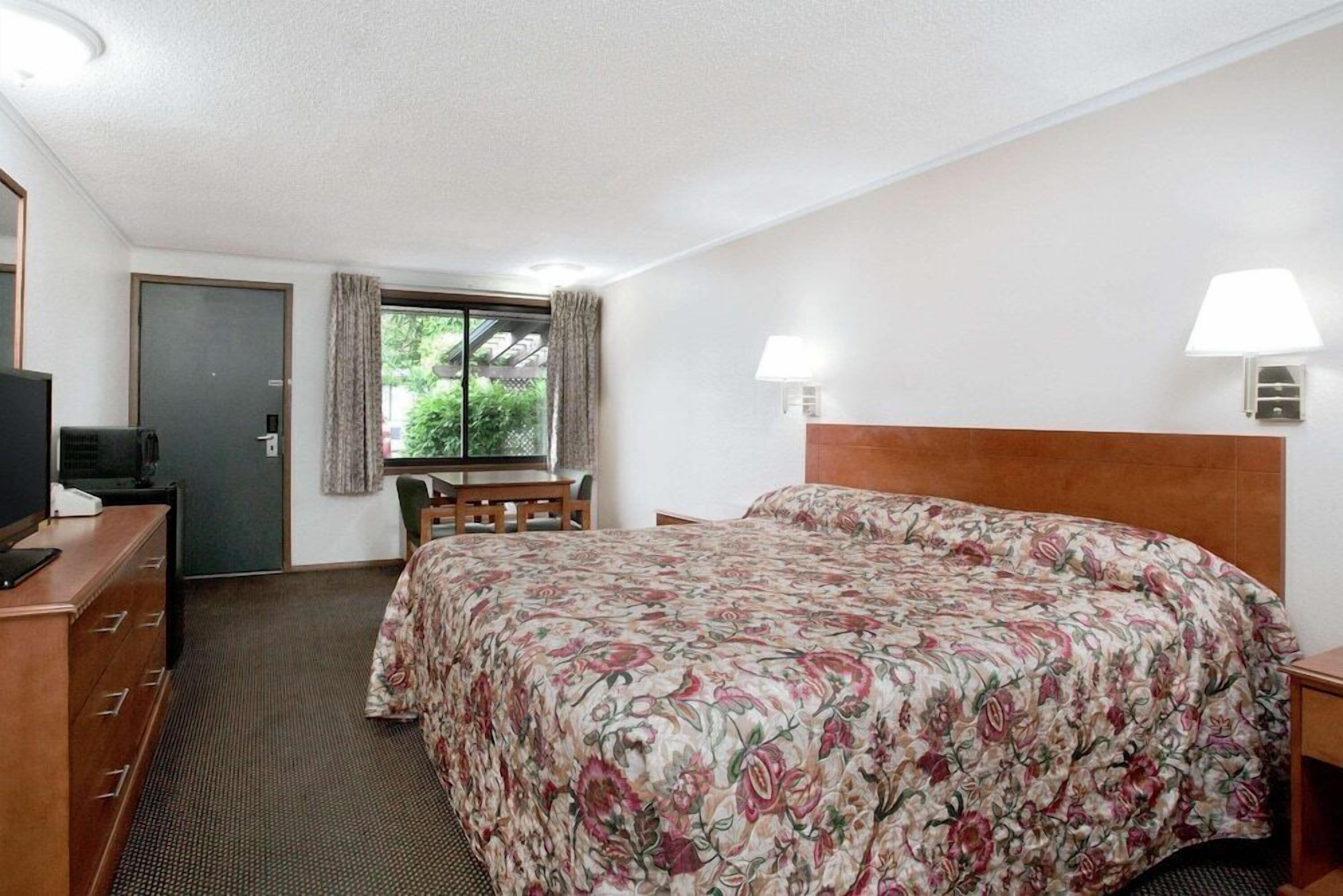 Iron/ironing board, free cribs/infant beds, rollaway beds, free WiFi