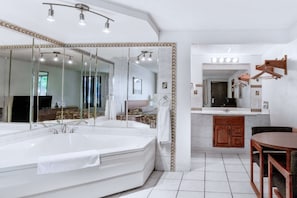 Suite, 1 King Bed, Smoking, Jetted Tub | Bathroom