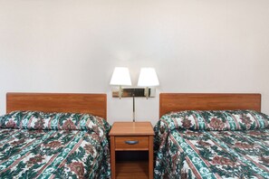 Iron/ironing board, free cots/infant beds, rollaway beds, free WiFi - Knights Inn Pittston (Pittston)