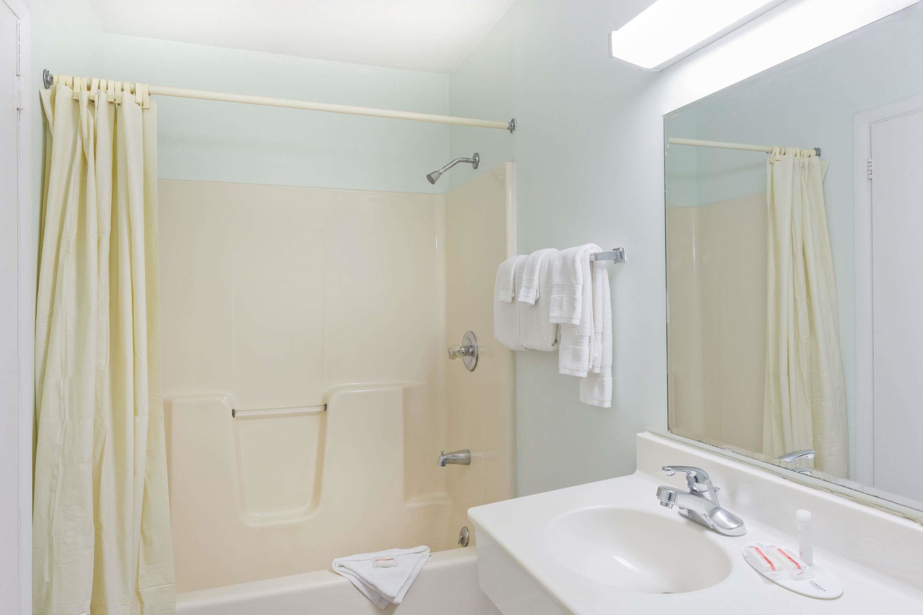 Bañera con ducha, artículos de tocador gratuitos, secador de pelo