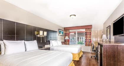 Econo Lodge Inn & Suites