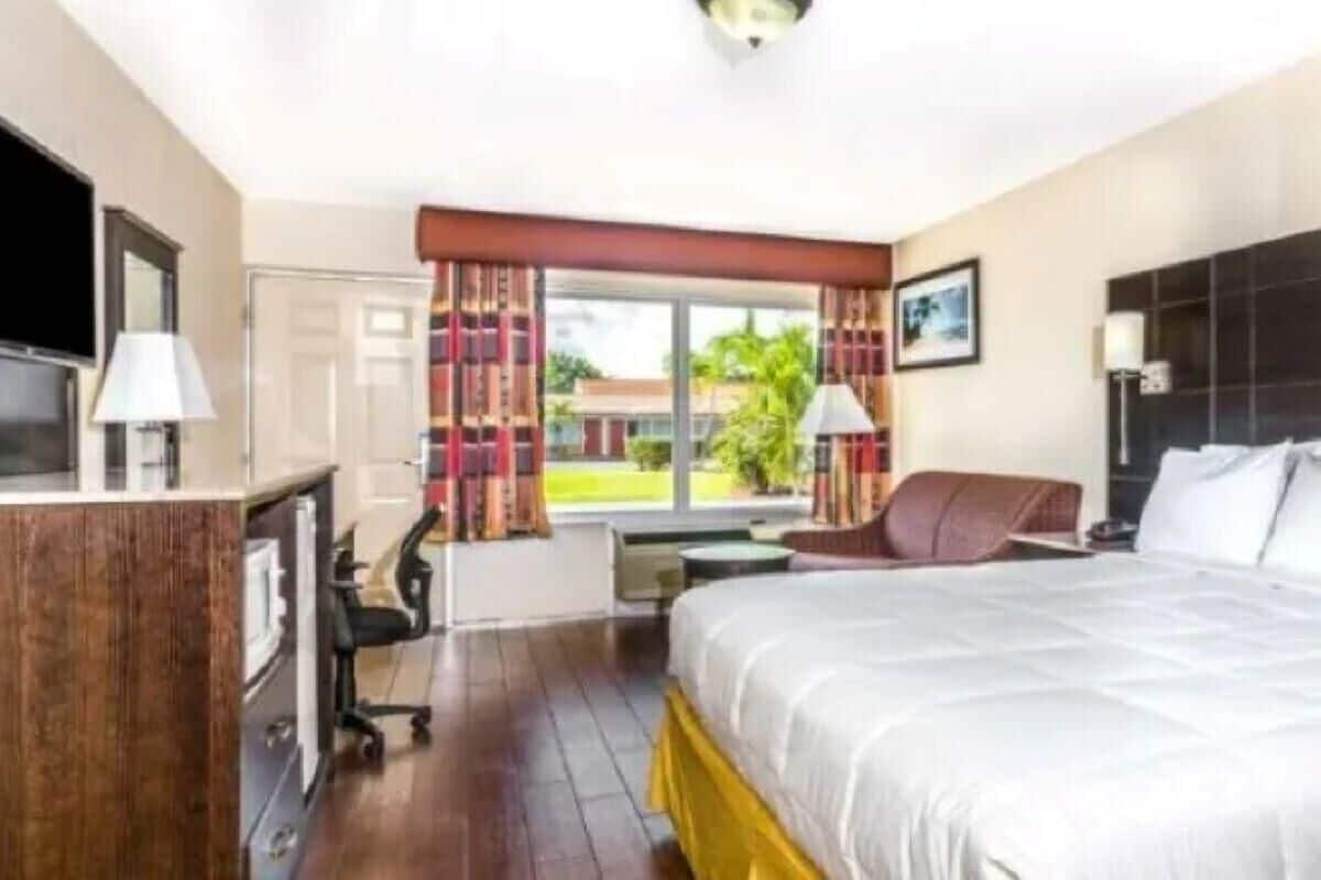 Escritorio, espacio para trabajar con laptop y cortinas blackout