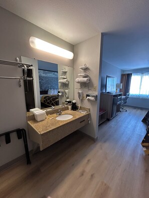 Standard Room, 1 King Bed | Desk, iron/ironing board, free WiFi, bed sheets