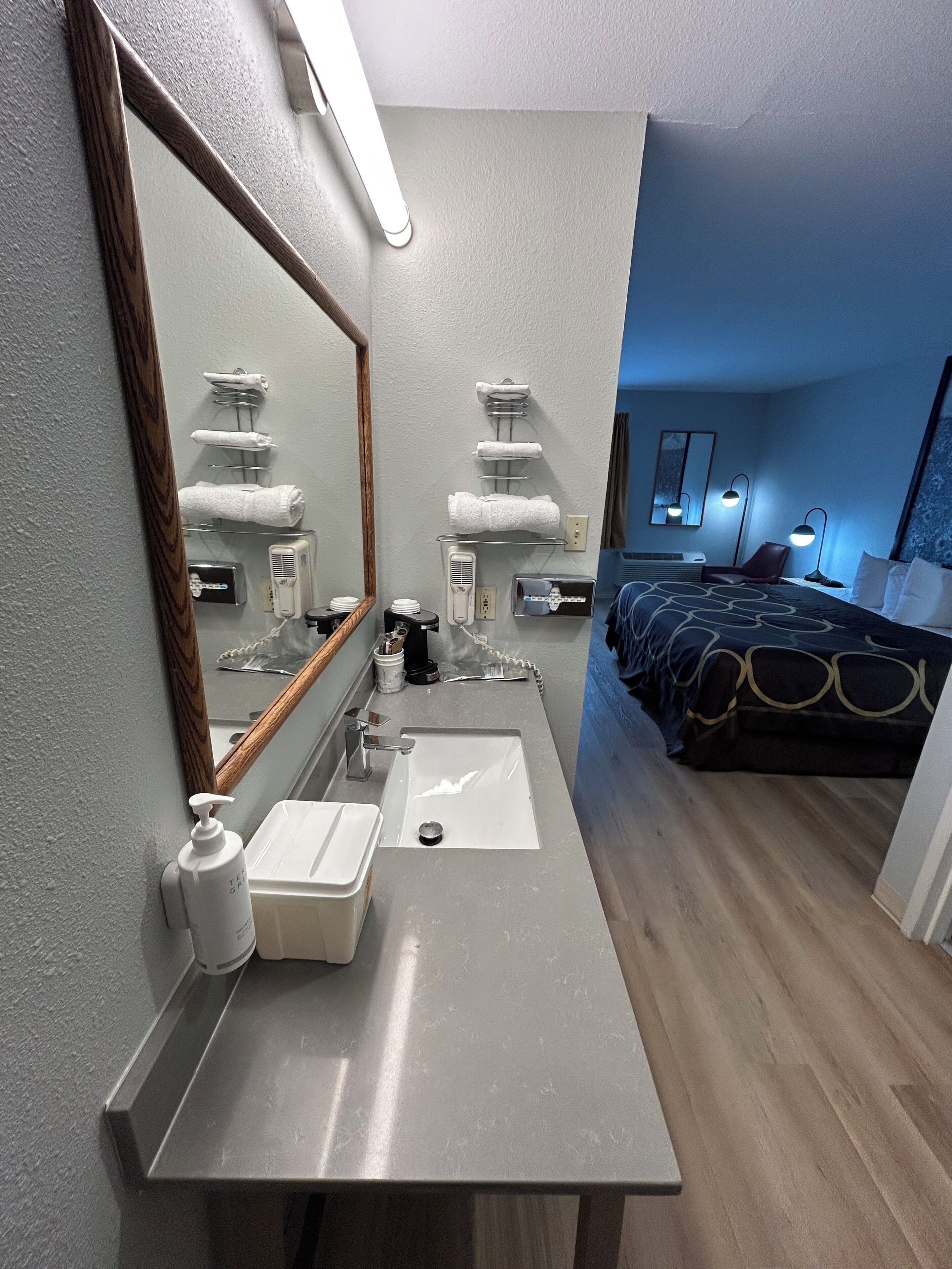 مكتب ومكواة/لوح كي وواي فاي مجانًا وملاءات أسرّة