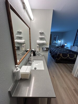 Escritorio, tabla de planchar con plancha, wifi gratis y ropa de cama 