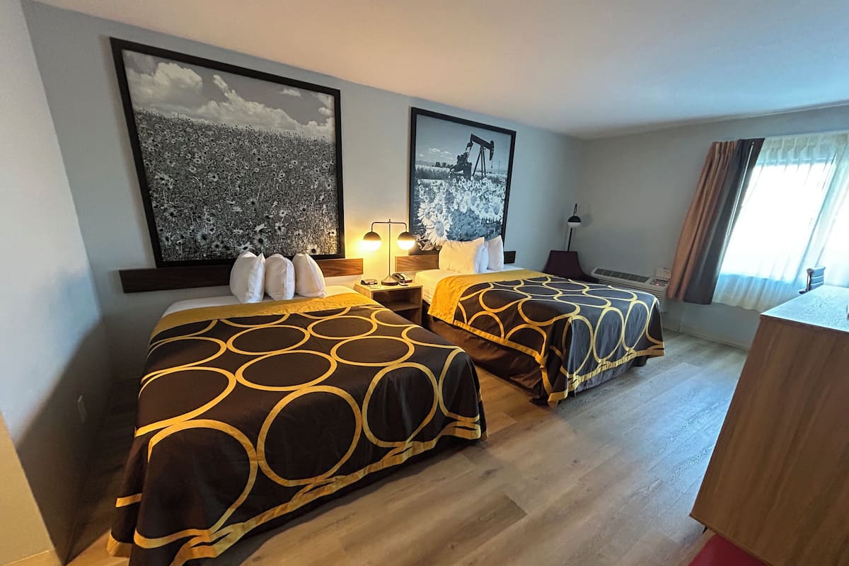 Escritorio, tabla de planchar con plancha, wifi gratis y ropa de cama
