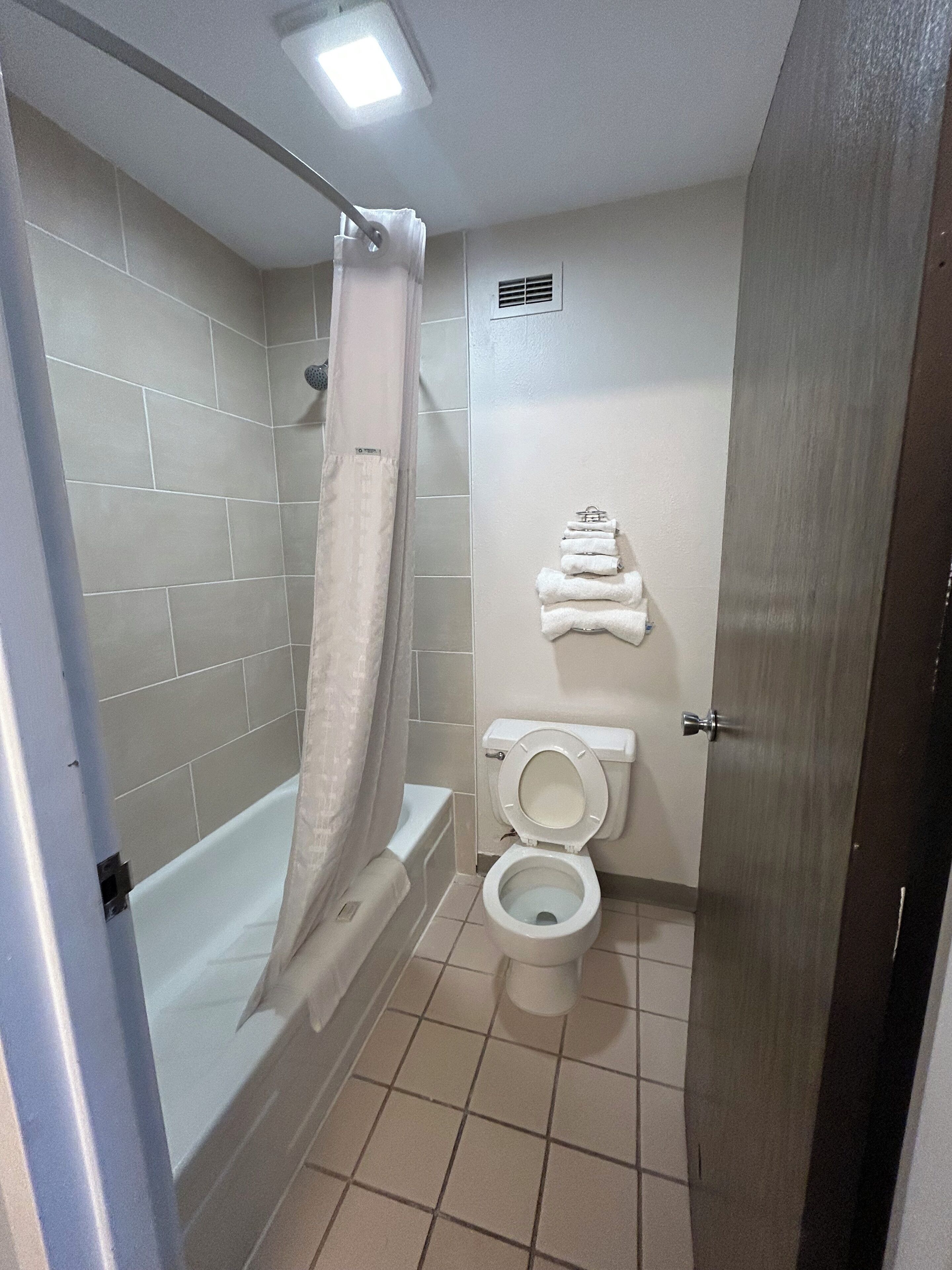 Rom – standard, 2 queensize-senger | Bad | Kombinert dusj/badekar, toalettartikler (inkludert) og hårføner