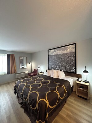 Escritorio, tabla de planchar con plancha, wifi gratis y ropa de cama 